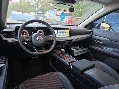 Used 2025 Nissan Kicks SR FWD image 7