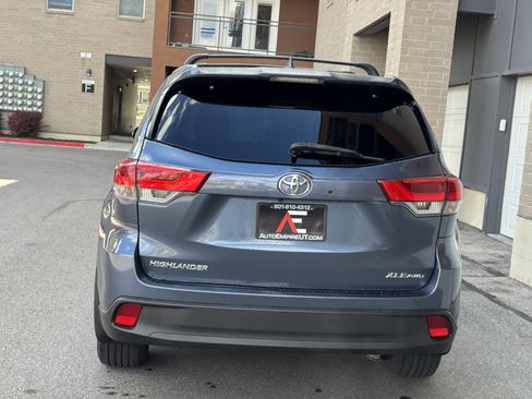 Used 2018 Toyota Highlander XLE AWD/4WD image 4