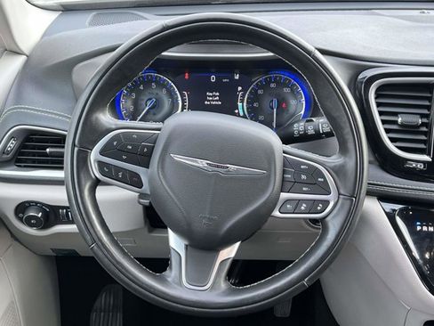 Certified 2022 Chrysler Pacifica Touring-L w/ Uconnect Theater Family Group image 13