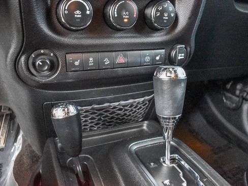 Used 2018 Jeep Wrangler Unlimited Rubicon w/ Connectivity Group image 18