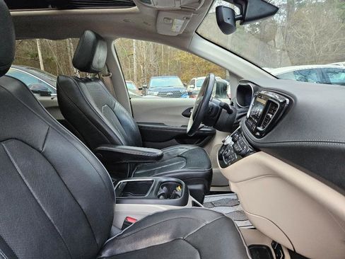 Used 2020 Chrysler Pacifica Limited image 40