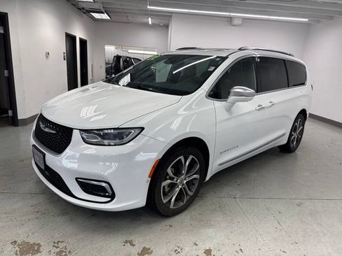 Used 2022 Chrysler Pacifica Pinnacle AWD/4WD image 7