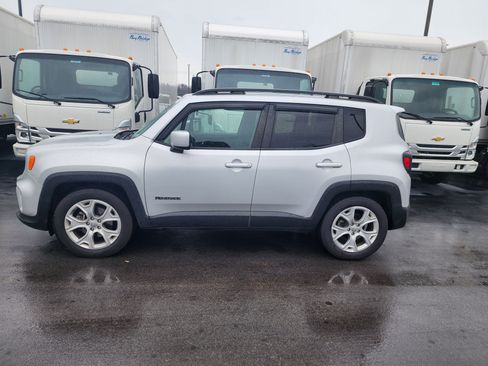 Used 2019 Jeep Renegade Latitude FWD image 30