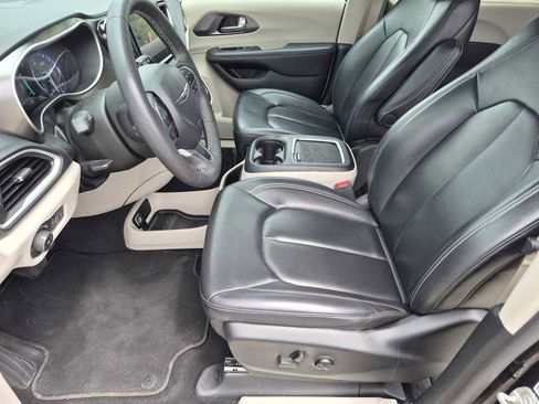 Used 2023 Chrysler Pacifica Touring-L FWD image 18