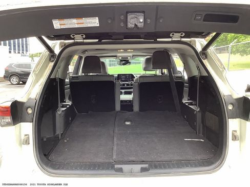 Used 2021 Toyota Highlander XLE FWD image 13