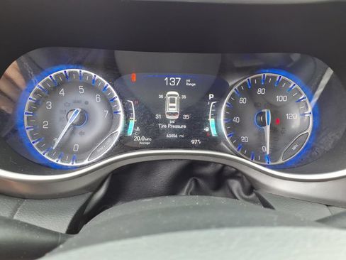Used 2023 Chrysler Pacifica Touring-L FWD image 8