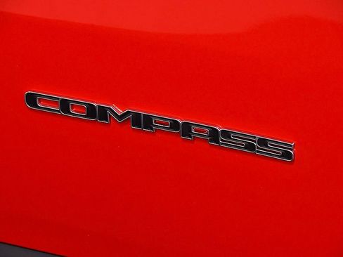 Used 2023 Jeep Compass Latitude image 10