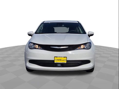 Used 2023 Chrysler Voyager LX image 2