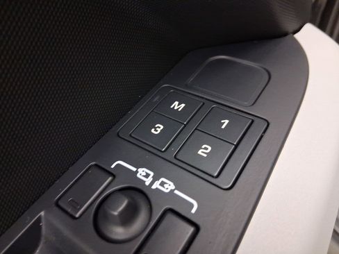 Used 2023 Land Rover Defender 90 SE image 10