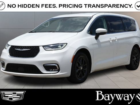 Used 2023 Chrysler Pacifica Touring-L FWD image 1