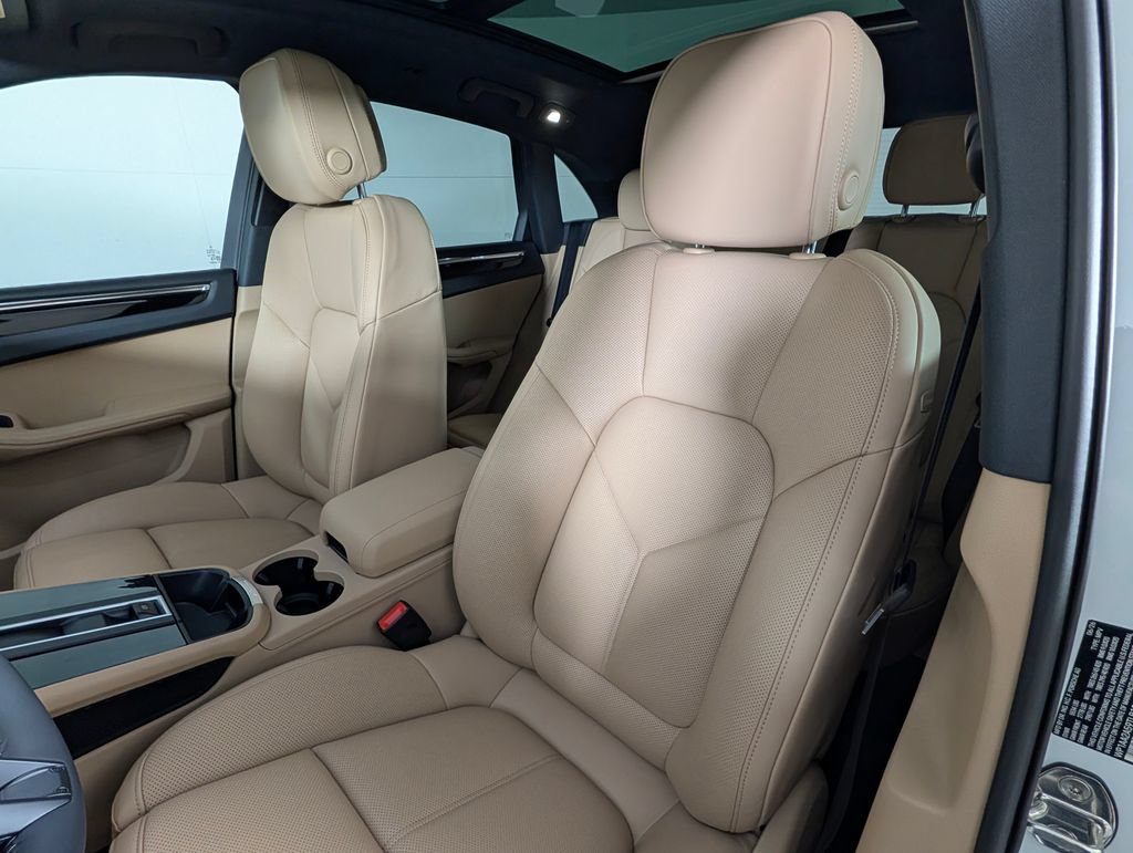 New 2026 Porsche Macan AWD/4WD image 5