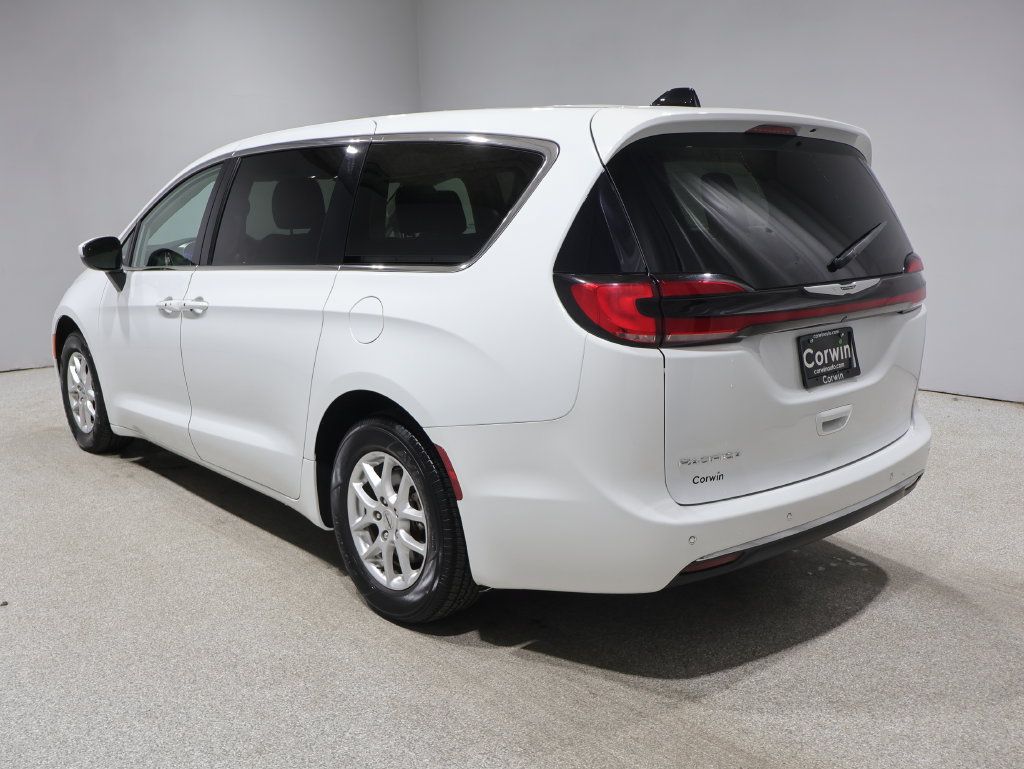 Used 2023 Chrysler Pacifica Touring-L FWD image 5