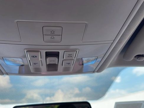 Used 2022 Volkswagen Taos SE w/ Panoramic Sunroof Package FWD image 18