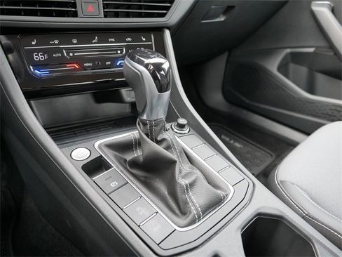 Certified 2025 Volkswagen Jetta SE image 30