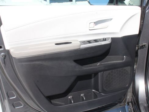 Certified 2025 Toyota Sienna LE w/ LE Plus Package FWD image 10
