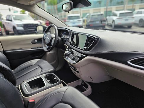 Used 2024 Chrysler Pacifica Limited FWD image 29