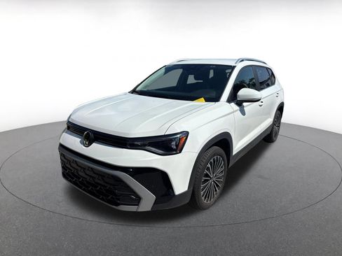 Used 2026 Volkswagen Taos SE FWD image 3