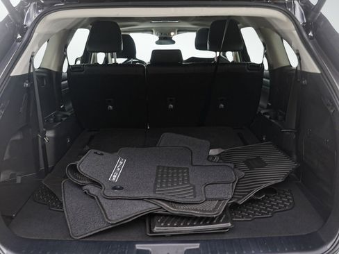 Used 2024 Toyota Highlander XLE image 9