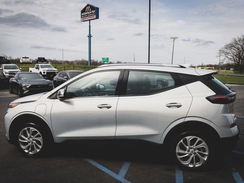 Used 2023 Chevrolet Bolt EUV LT FWD image 16