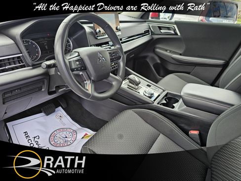 Used 2024 Mitsubishi Outlander ES image 11