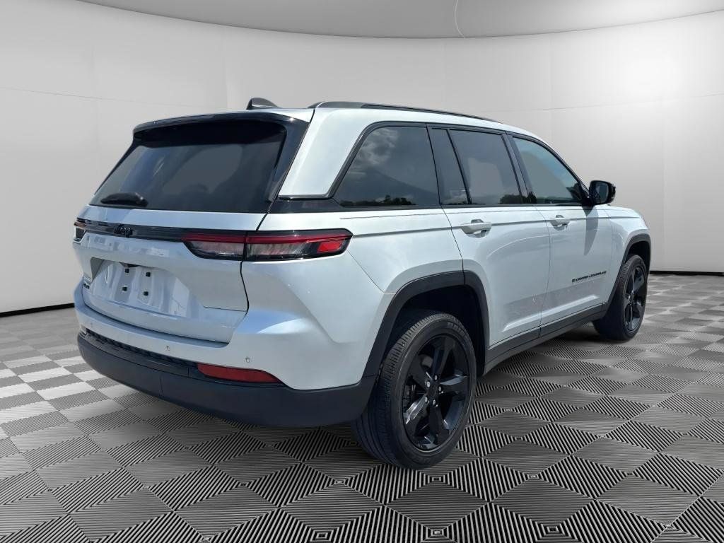 Used 2023 Jeep Grand Cherokee Altitude AWD/4WD image 4