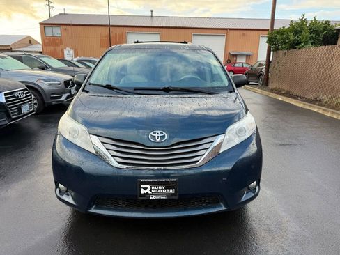 Used 2012 Toyota Sienna XLE image 2