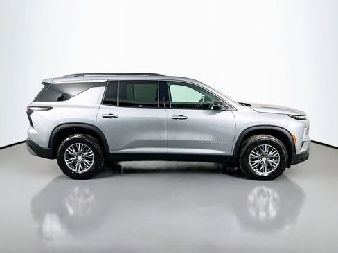Used 2025 Chevrolet Traverse LT image 4