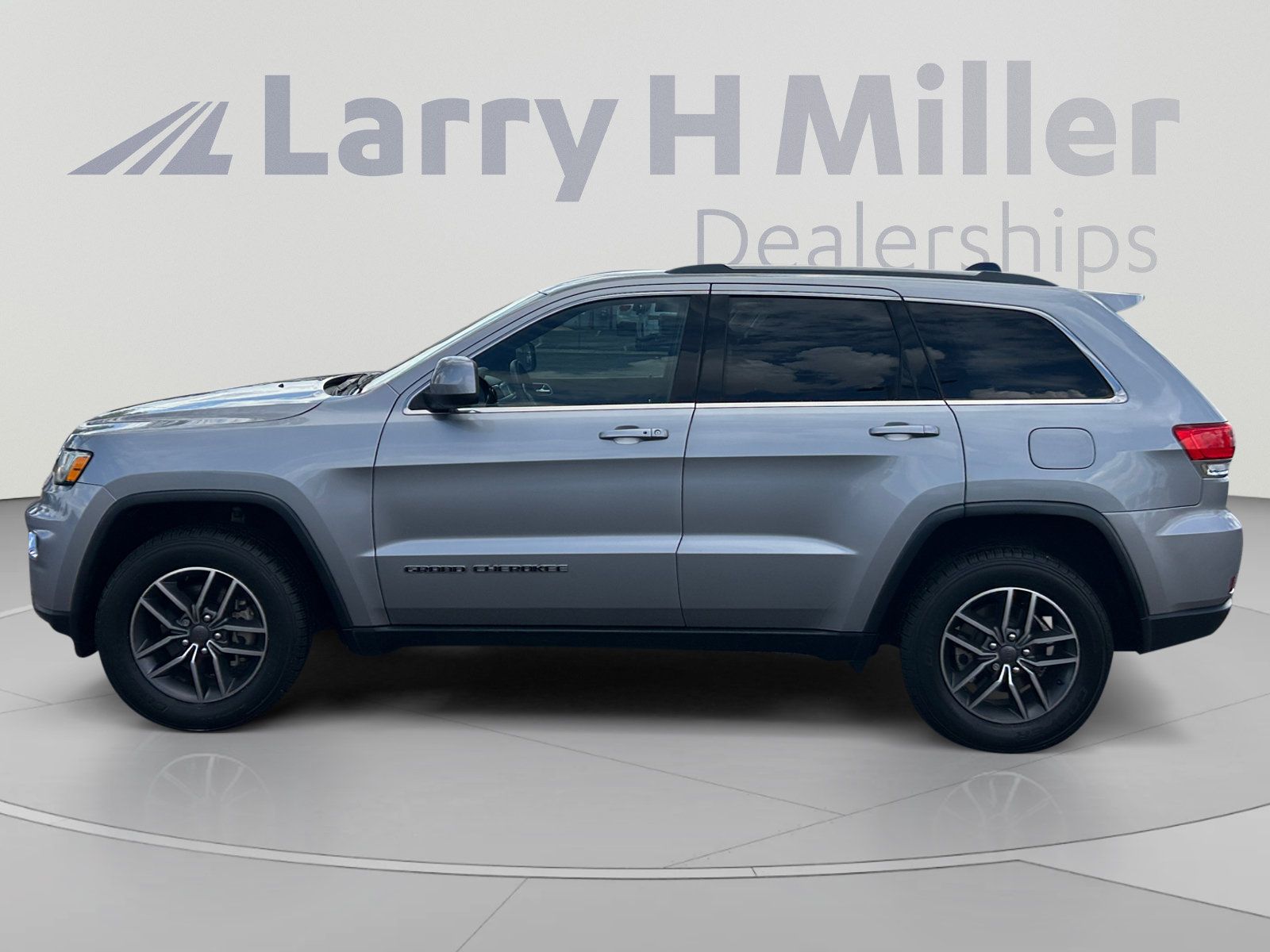 Certified 2019 Jeep Grand Cherokee Laredo w/ 18" Wheel & 8.4" Radio Group AWD/4WD image 2