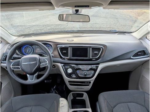 Used 2018 Chrysler Pacifica LX FWD image 29