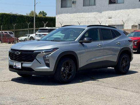 New 2026 Chevrolet Trax LT w/ Midnight Edition FWD image 3
