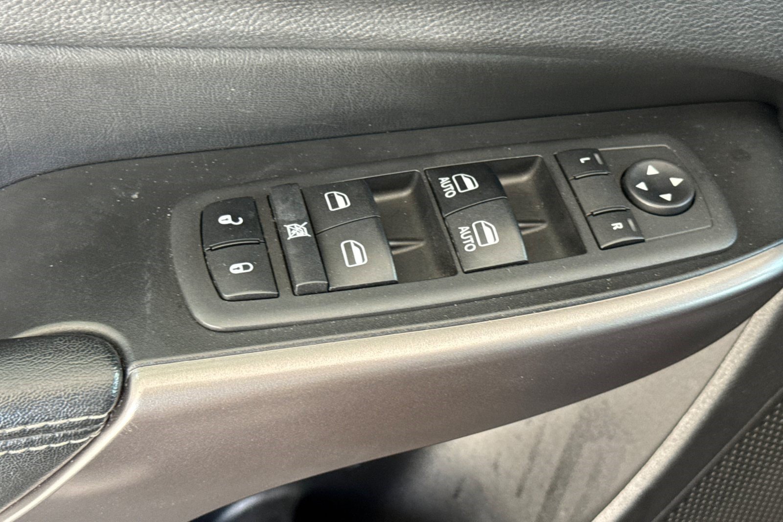 Used 2019 Jeep Cherokee Limited FWD image 13
