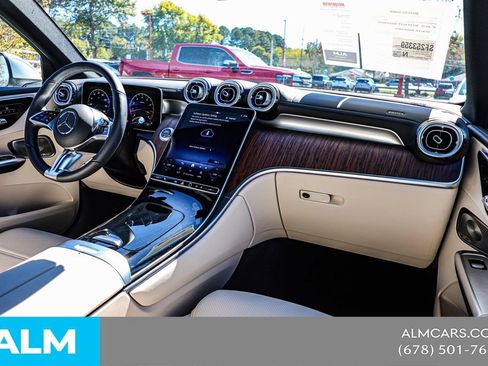Used 2025 Mercedes-Benz GLC 300 4MATIC image 26
