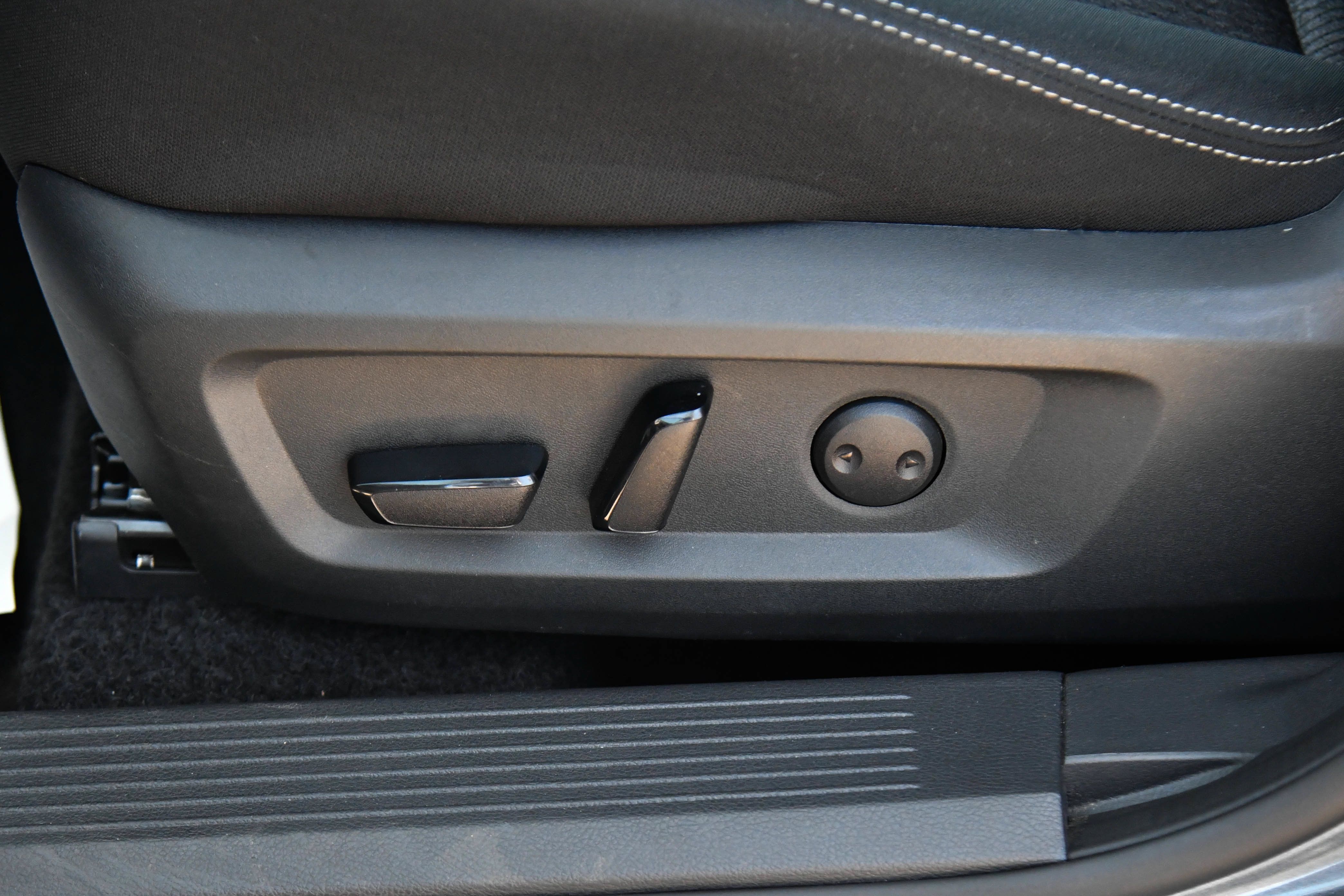 Used 2025 Nissan Rogue SV AWD/4WD image 16