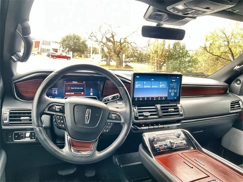 Used 2023 Lincoln Navigator Reserve image 10