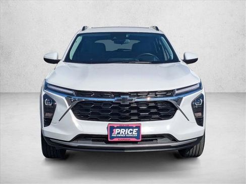 Used 2024 Chevrolet Trax LT w/ Sunroof Package FWD image 2