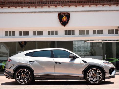 Used 2023 Lamborghini Urus Performante AWD/4WD image 2