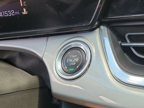 Used 2025 Chevrolet Trax LT FWD image 34
