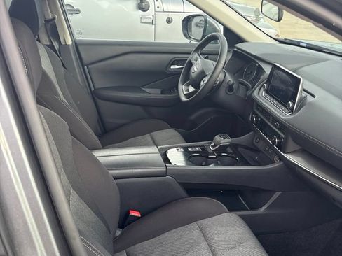 Used 2026 Nissan Rogue SV FWD image 2