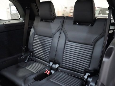 Used 2024 Land Rover Discovery Dynamic SE image 32