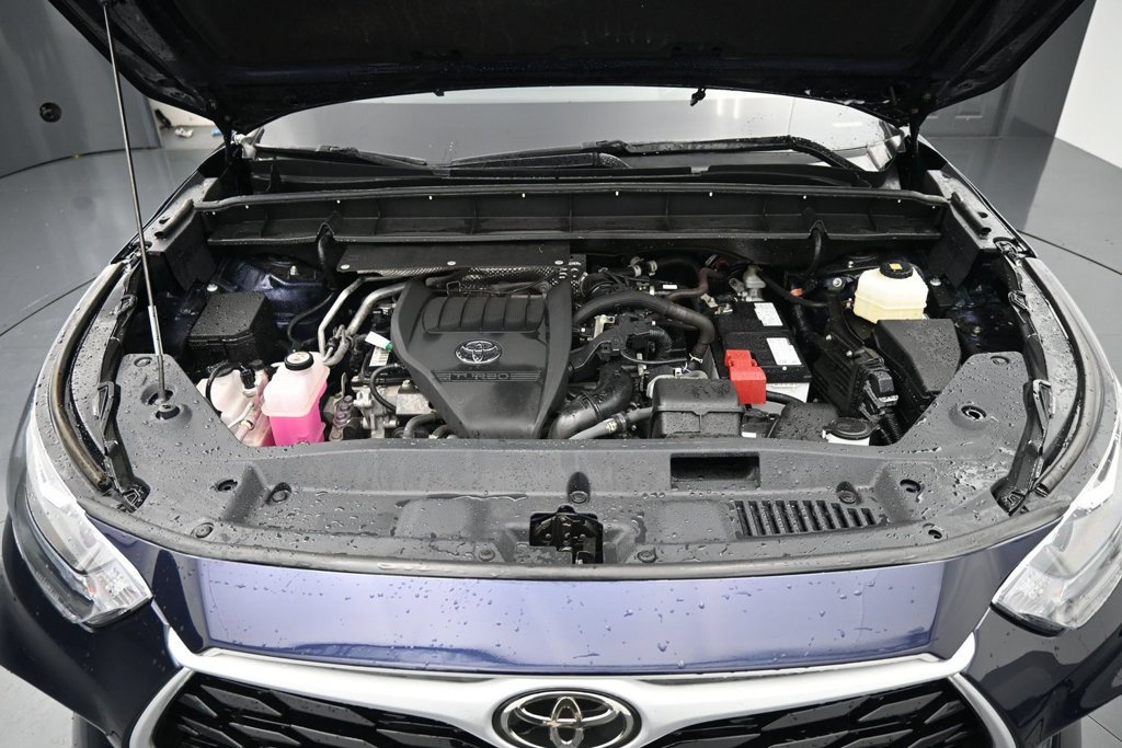 Used 2024 Toyota Highlander XLE AWD/4WD image 14