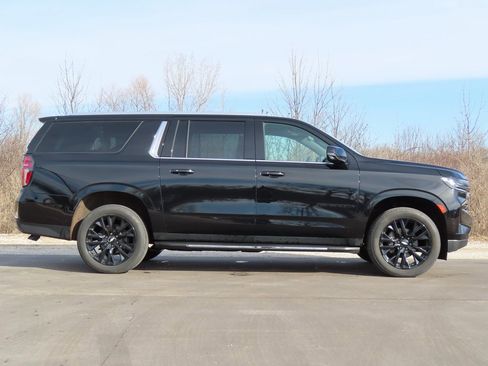 Used 2022 Chevrolet Suburban LT w/ LT Signature Package image 2