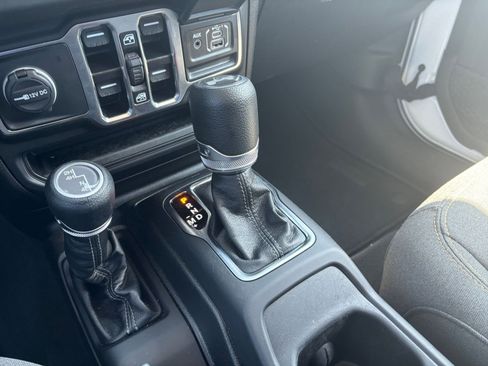 Used 2025 Jeep Wrangler Sahara image 40