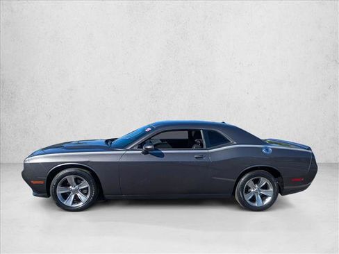 Used 2015 Dodge Challenger SXT image 9
