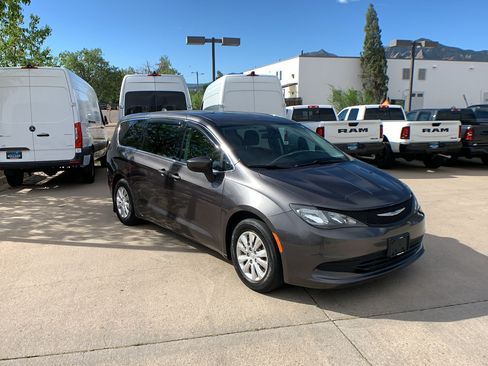 Used 2018 Chrysler Pacifica L FWD image 7