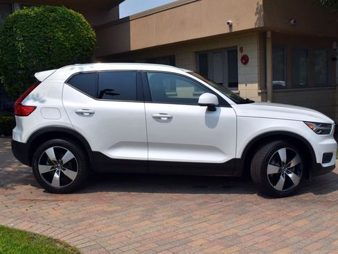 Used 2022 Volvo XC40 T5 Momentum w/ Premium Package image 14