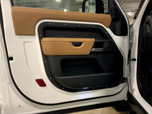 Used 2025 Land Rover Defender 90 V8 image 10