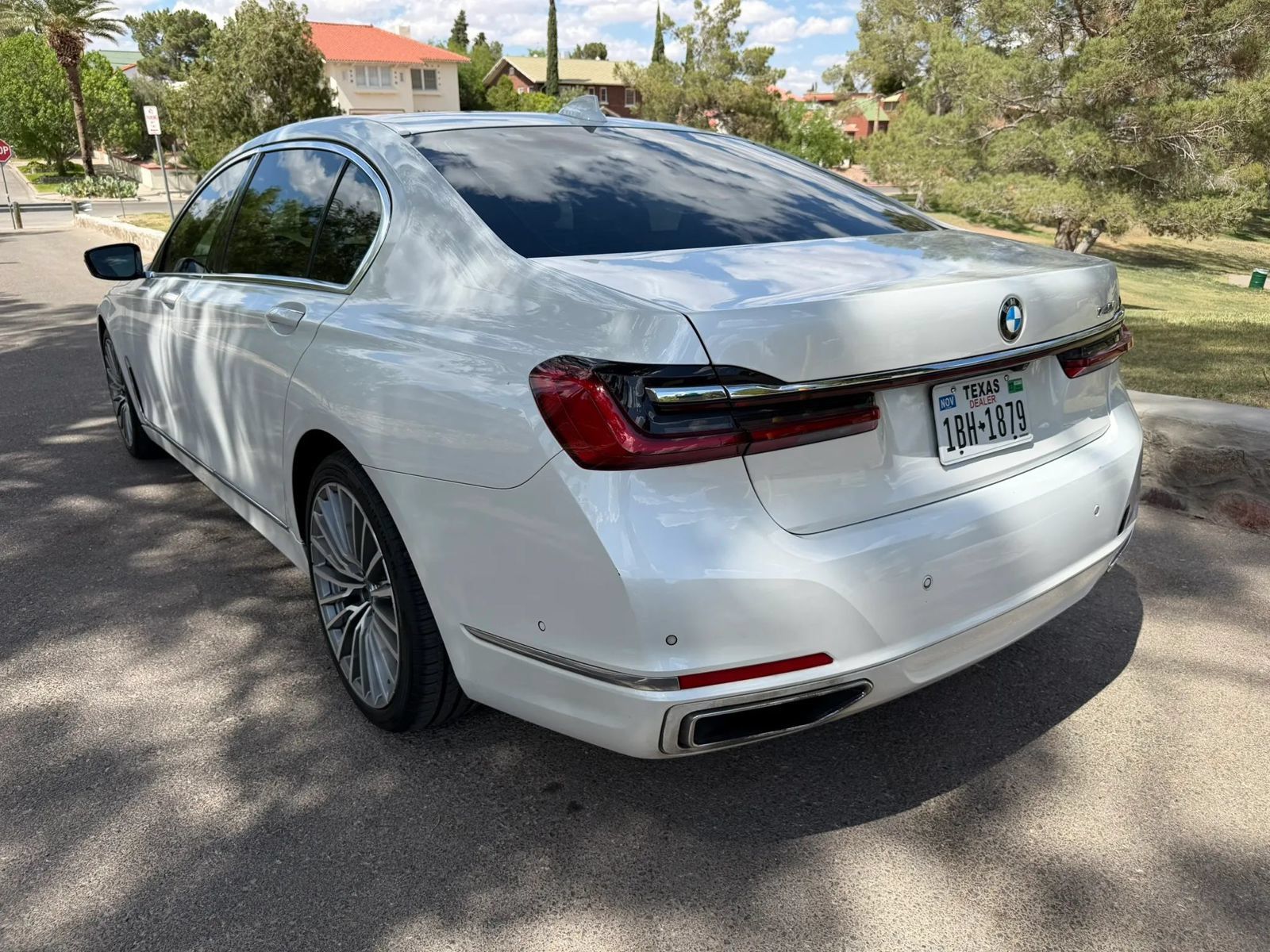 Used 2022 BMW 740i w/ Premium Package RWD image 3