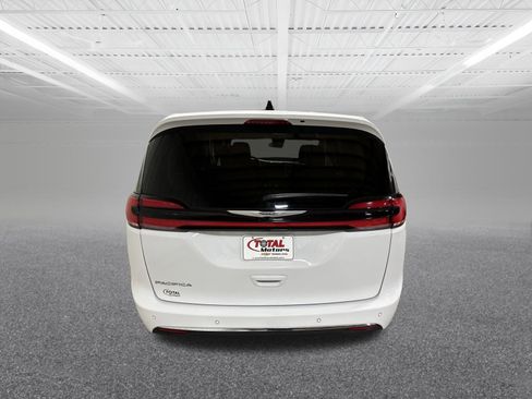 Used 2024 Chrysler Pacifica Touring-L image 4