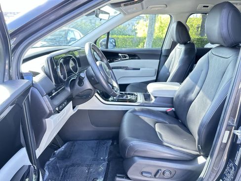 Used 2024 Kia Carnival EX FWD image 13
