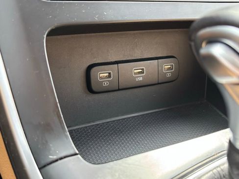 Used 2024 Kia Carnival LX image 24